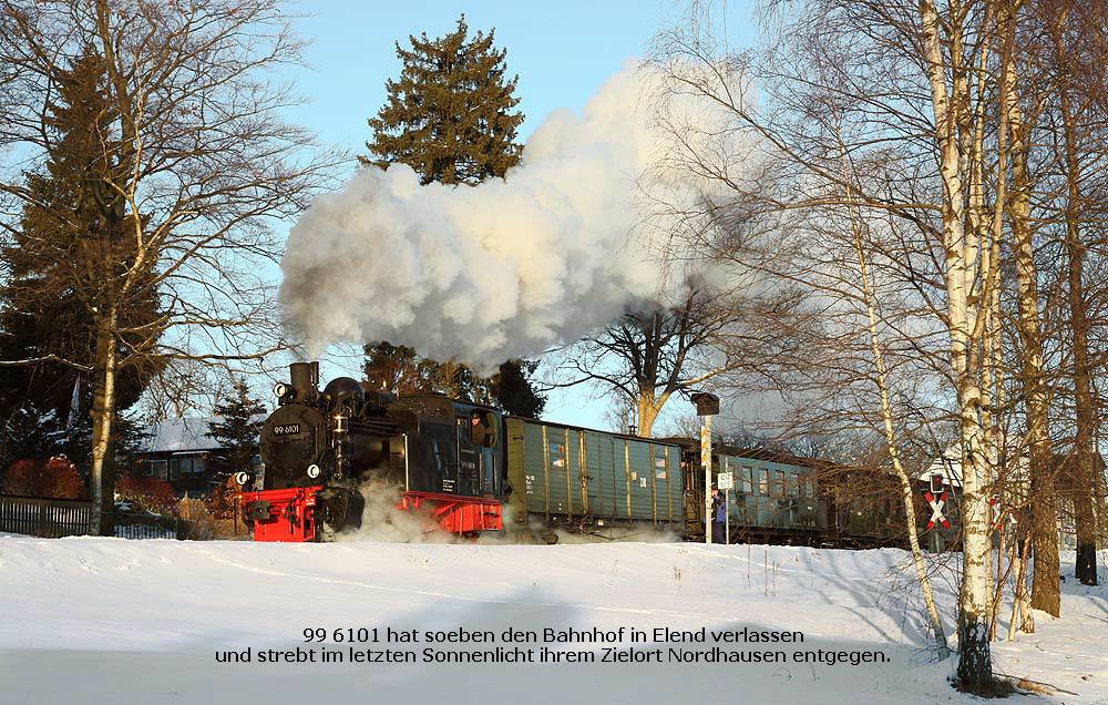 99 6101 hat soeben den Bahnhof in Elend verlassen
und strebt im letzten Sonnenlicht ihrem Zielort Nordhausen entgegen.